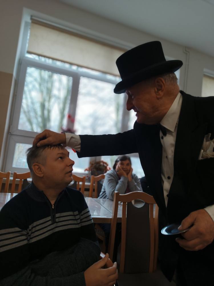 iluzjonista podczas występu, pracujący z publicznością