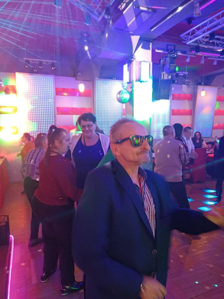 Podopieczni tańczą na zabawie Andrzejkowej