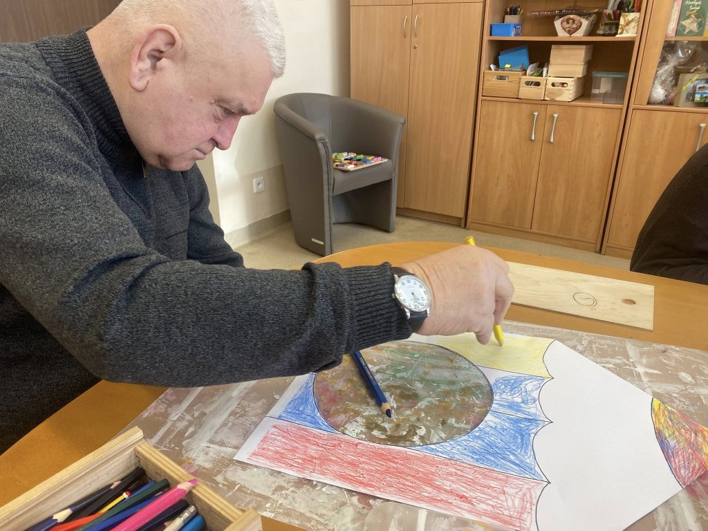 Podopieczny koloruje kredkami