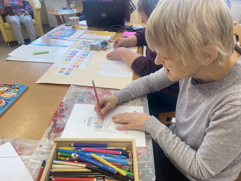 Podopieczni kolorują kredkami