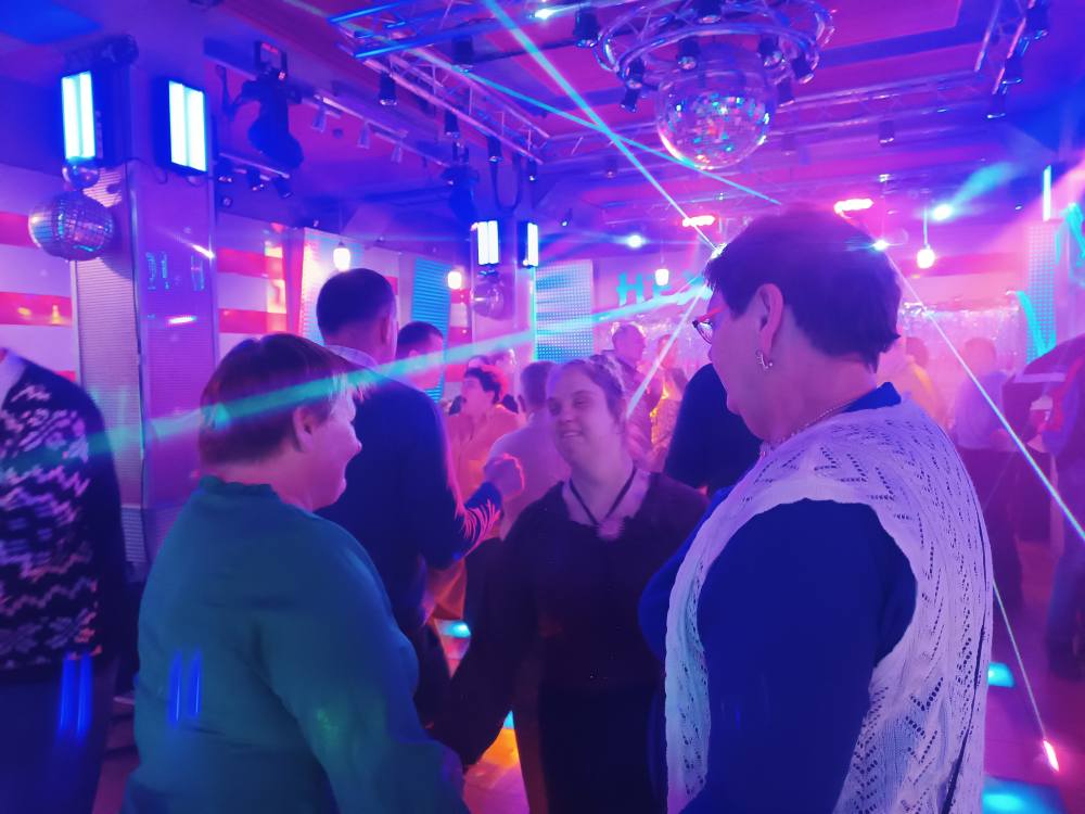 Podopieczni tańczą na zabawie Andrzejkowej