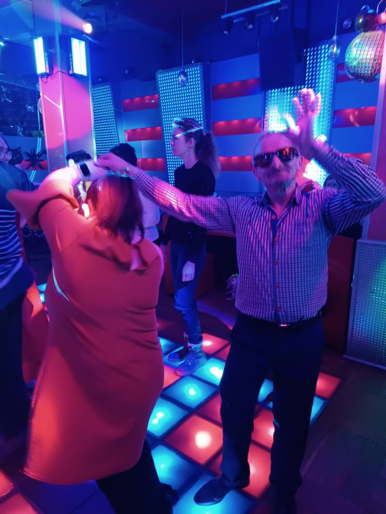 Podopieczni tańczą na zabawie Andrzejkowej