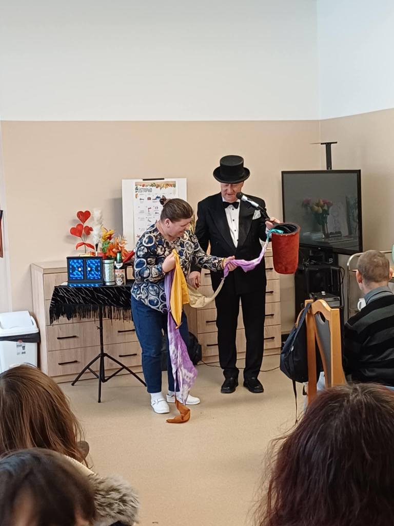 Iluzjonista wykonuje sztuczkę przy udziale podopiecznej