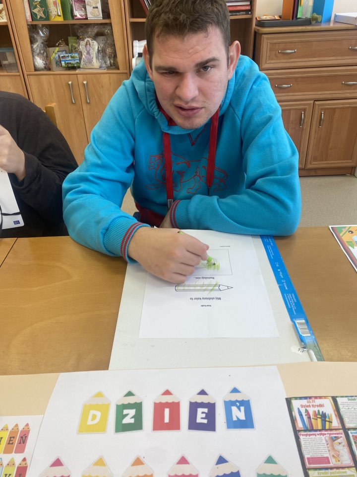 Podopieczny koloruje kredkami