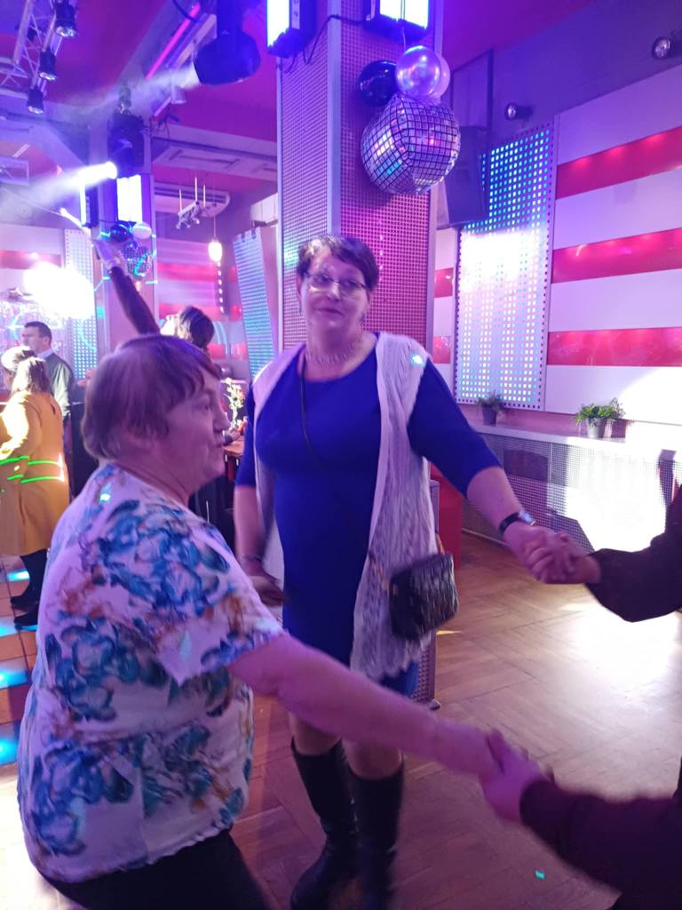 Podopieczni tańczą na zabawie Andrzejkowej