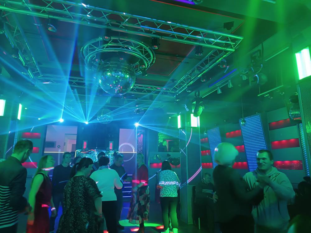 Podopieczni tańczą na zabawie Andrzejkowej