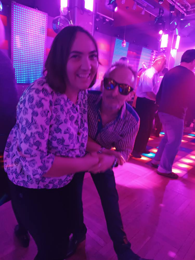 Podopieczni tańczą na zabawie Andrzejkowej