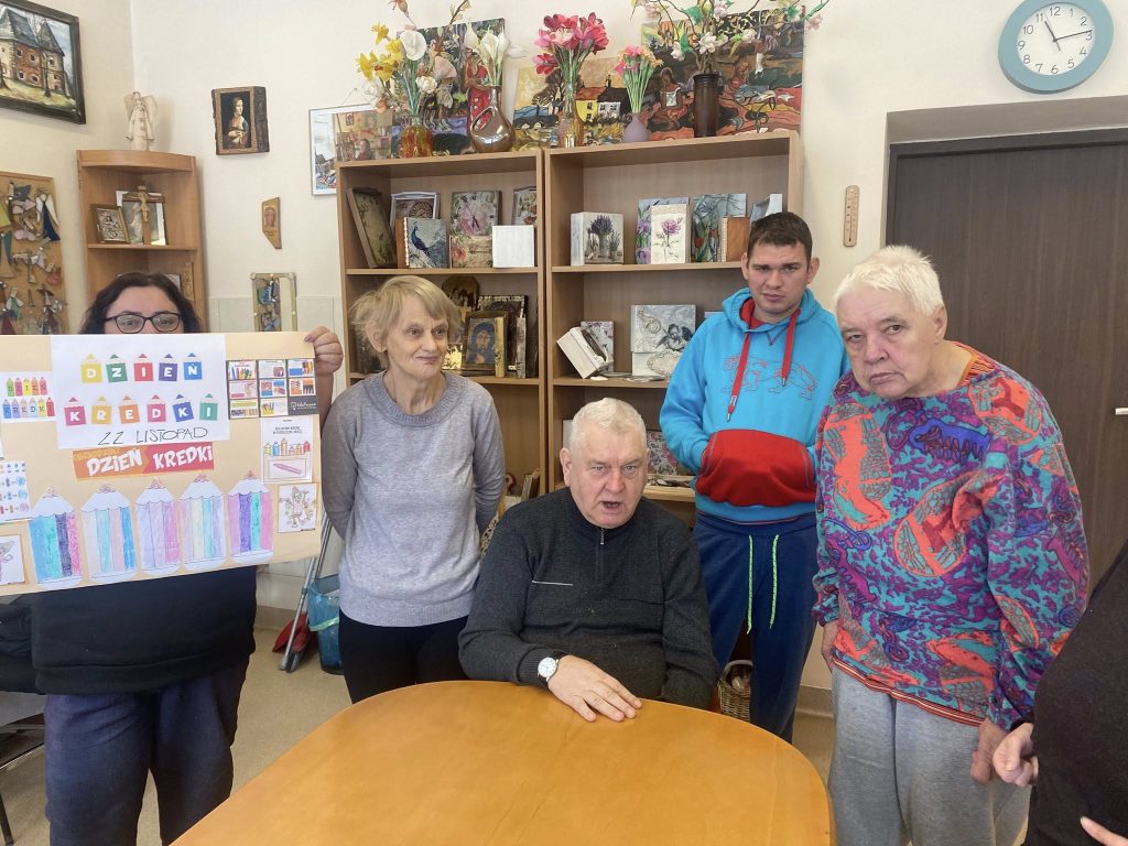 zdjęcie grupowe uczestników z plakatem wykonanym podczas zajęć