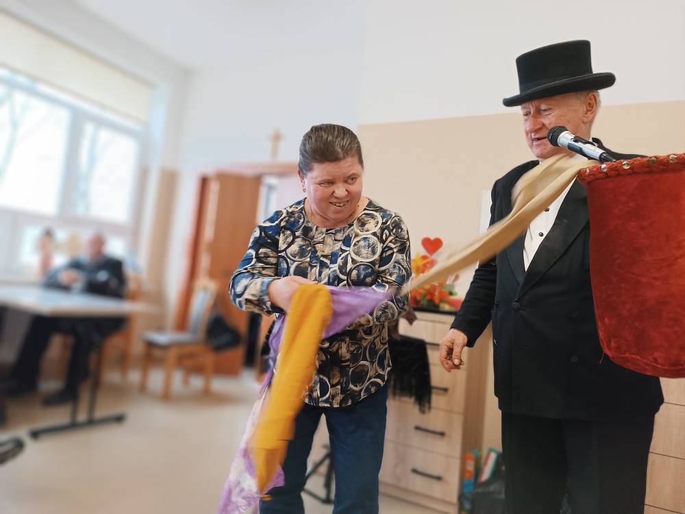 Iluzjonista wykonuje sztuczkę przy udziale podopiecznej