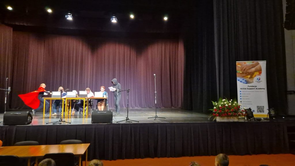 podopieczni ŚDS podczas występu teatralnego