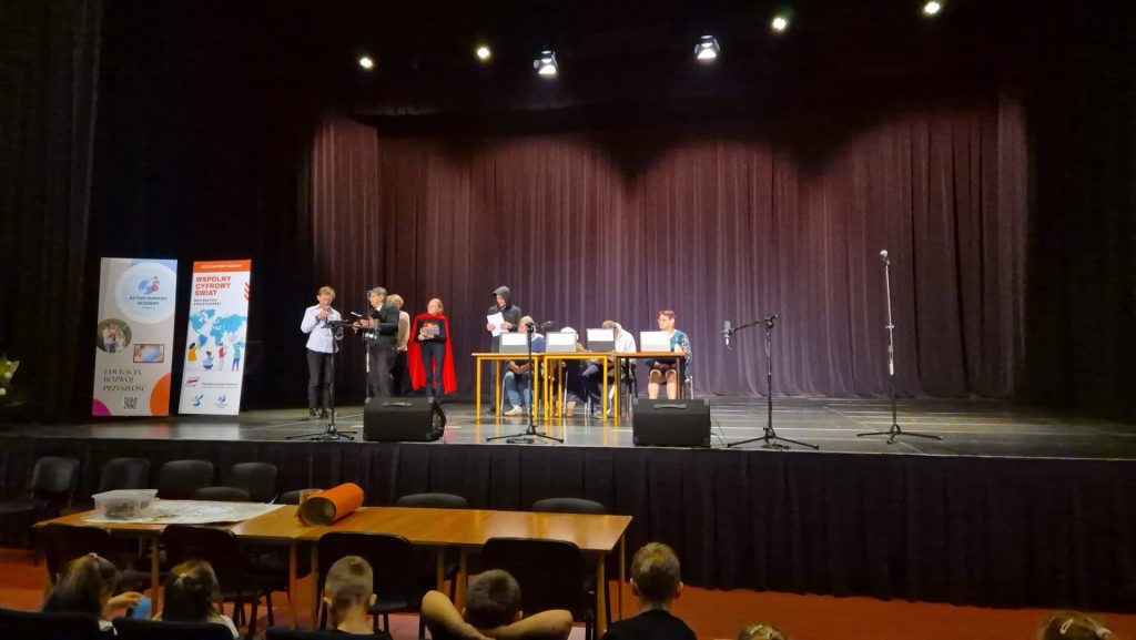 podopieczni ŚDS podczas występu teatralnego