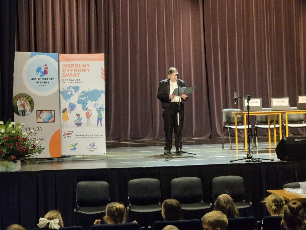 podopieczna ŚDS podczas występu teatralnego