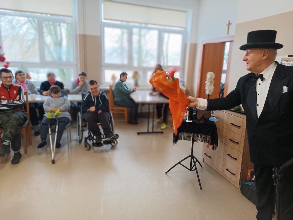 podopieczni oglądają występ magika