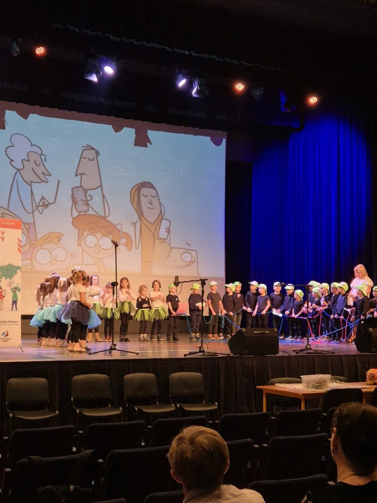 grupa przedszkolaków występuje na scenie