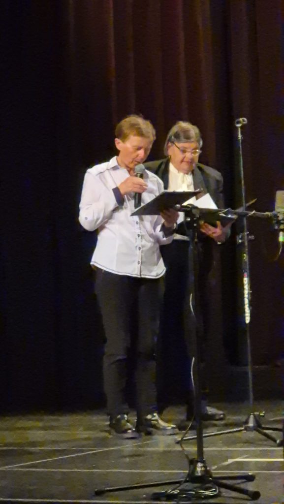 podopieczne ŚDS podczas występu teatralnego