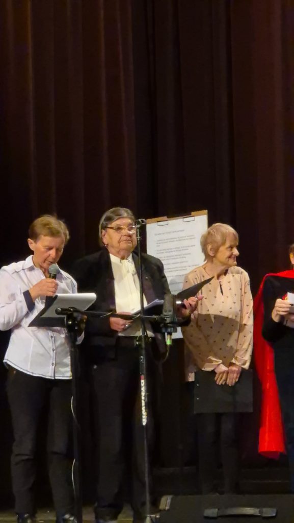 podopieczne ŚDS podczas występu teatralnego