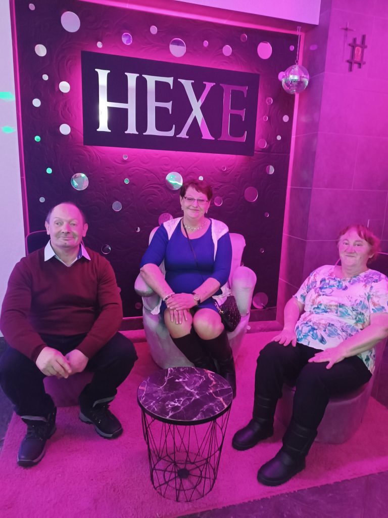 uczestnicy zabawy Andrzejkowej siedzą w sali dyskoteki Hexe