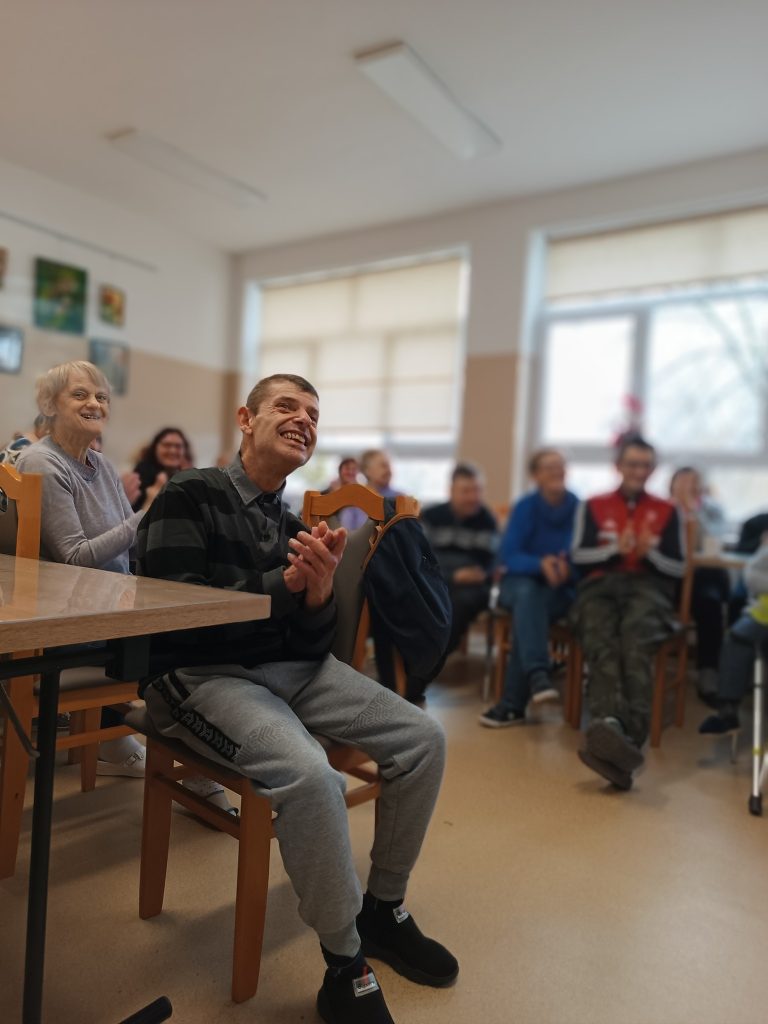 podopieczni oglądają występ magika