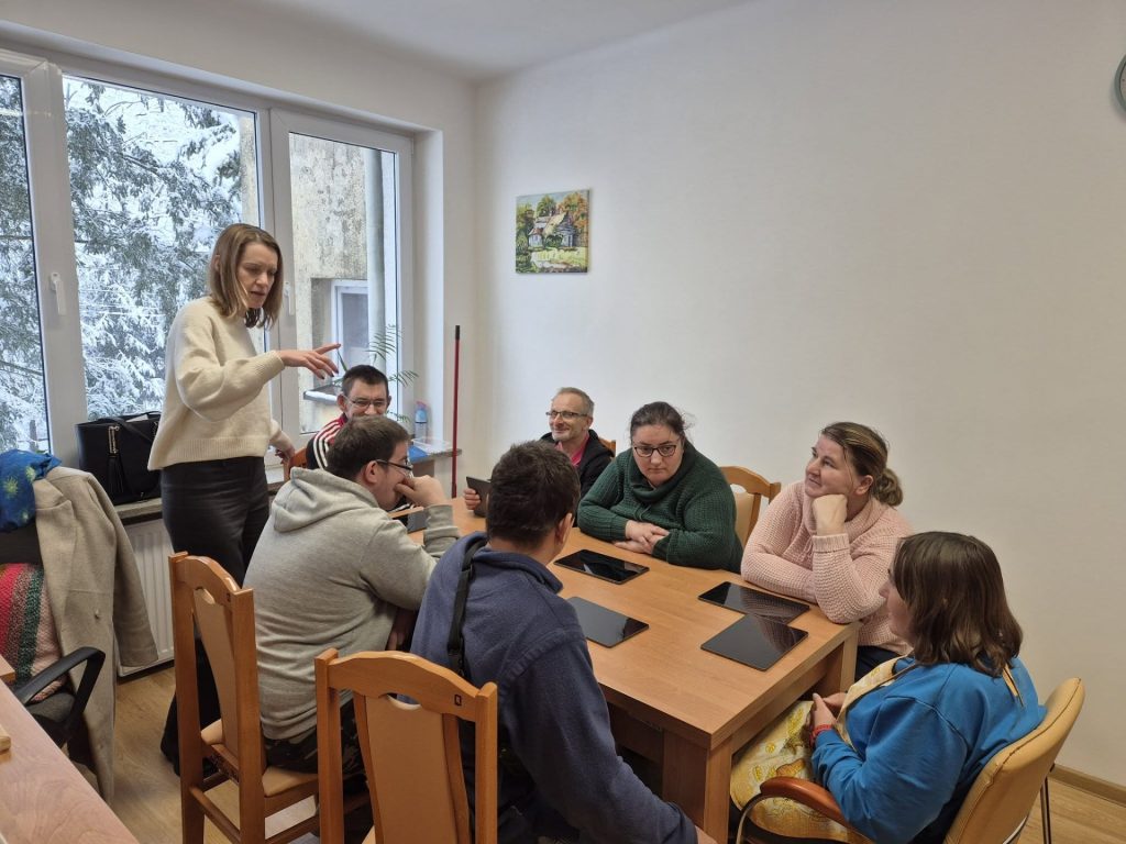 podopieczni podczas warsztatów w ramach projektu "wspólny cyfrowy świat"