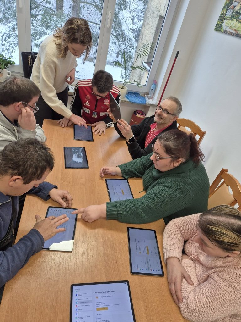 podopieczni podczas warsztatów w ramach projektu "wspólny cyfrowy świat"