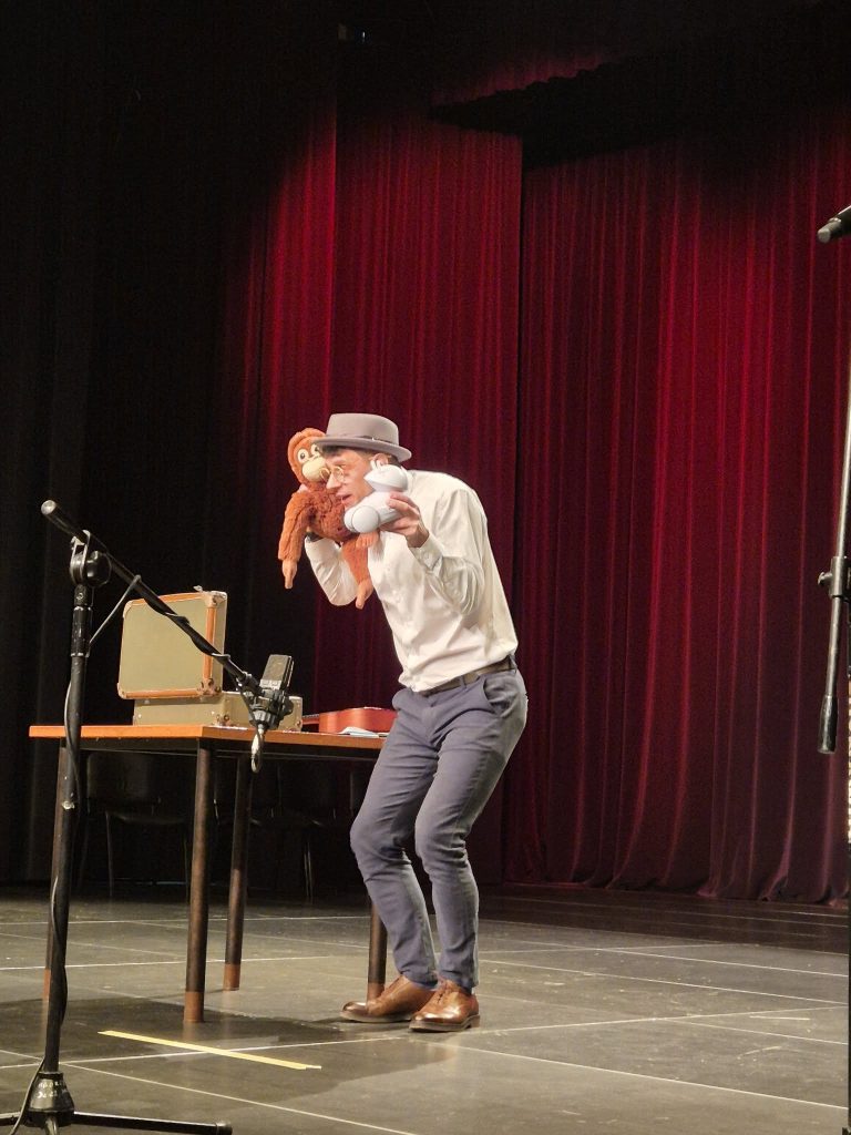 animator podczas występu teatralnego