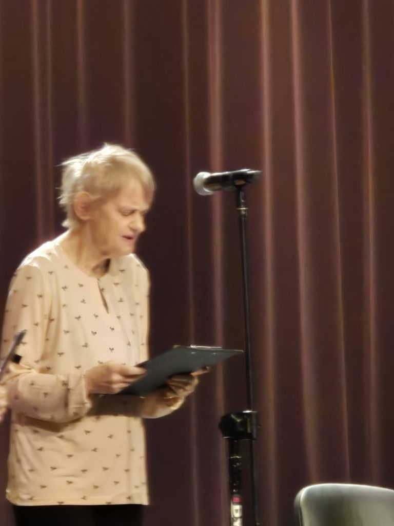 podopieczna ŚDS podczas występu teatralnego