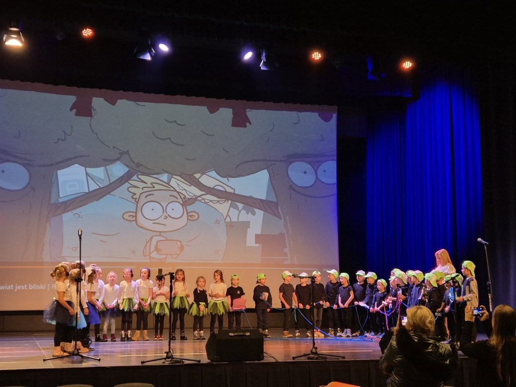 grupa przedszkolaków występuje na scenie