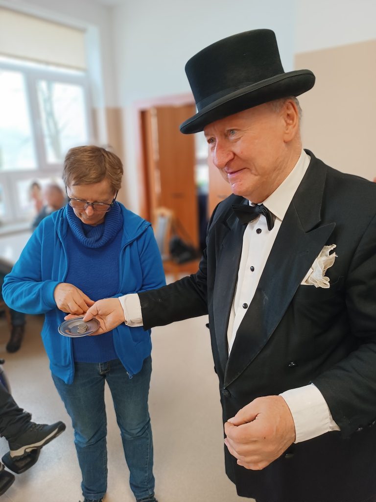 Iluzjonista wykonuje sztuczkę przy udziale podopiecznej