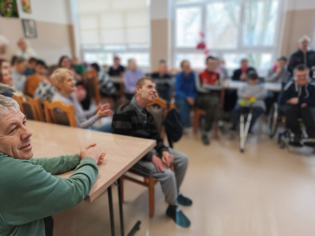 podopieczni oglądają występ magika