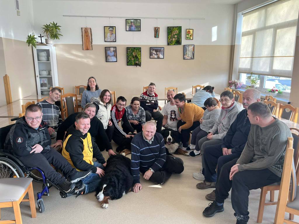 zdjęcie grupowe uczestników zajęć dogoterapii