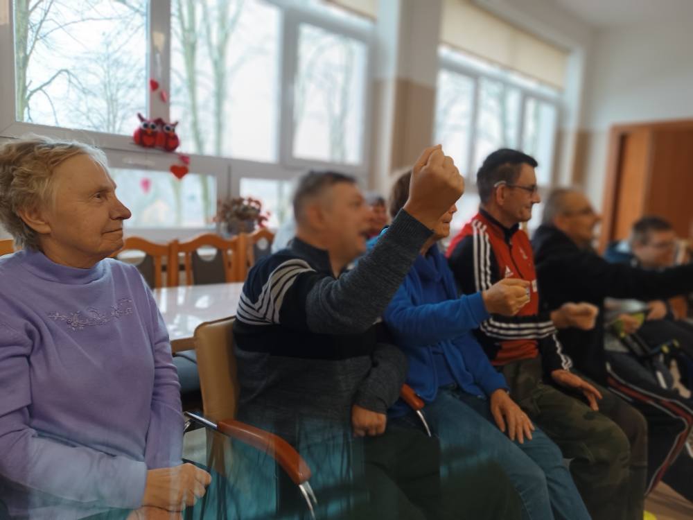 podopieczni oglądają występ magika