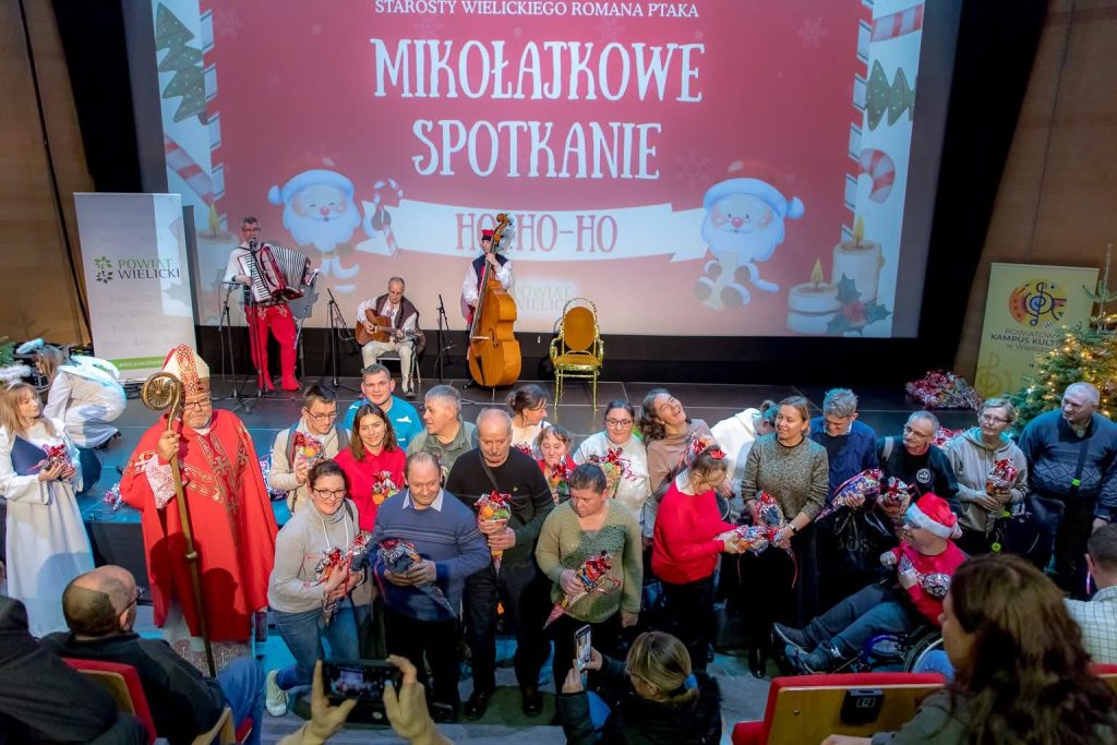 zdjęcie grupowe ze św. Mikołajem