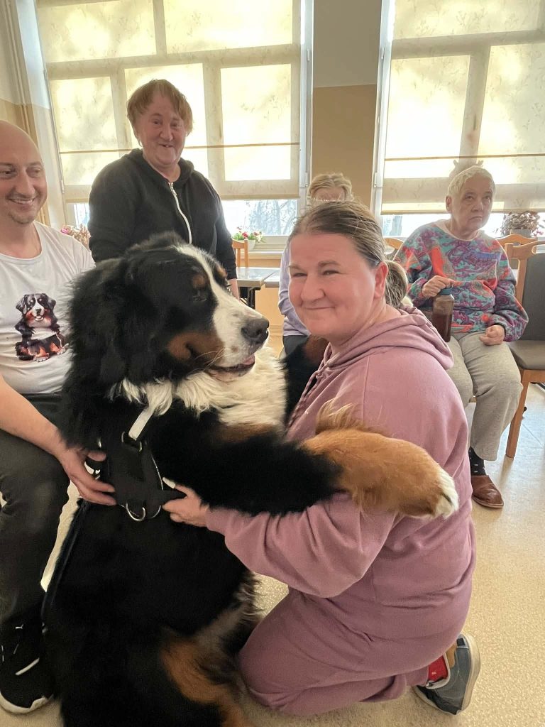 Podopieczni podczas zajęć dogoterapii