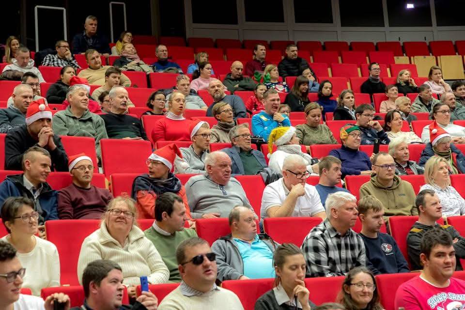 uczestnicy spotkania mikołajkowego siedzą na widowni w auli widowiskowej Kampusu Wielickiego