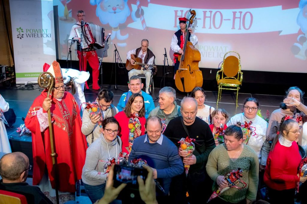 zdjęcie grupowe ze św. Mikołajem