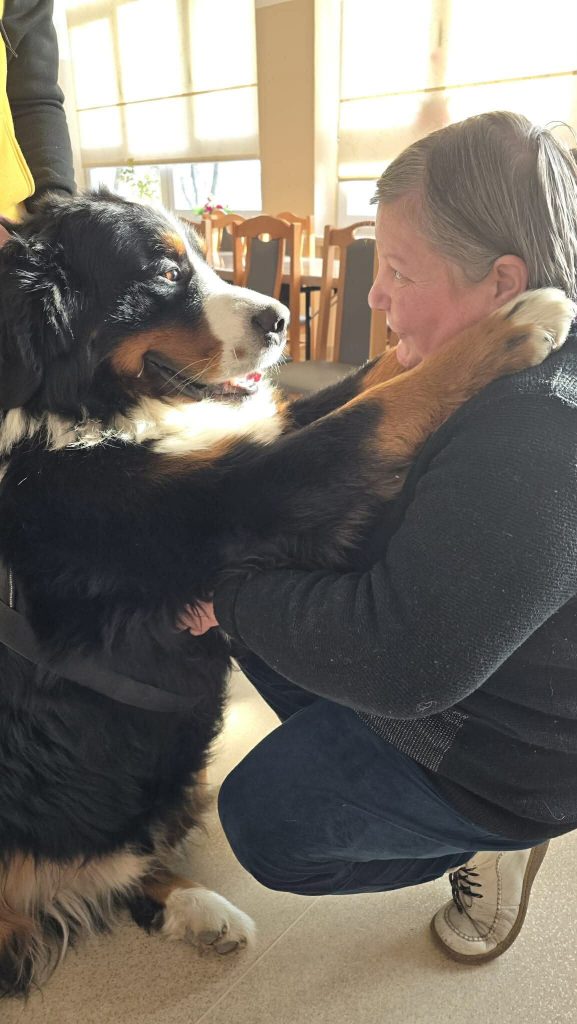 Podopieczna przytula psa podczas zajęć dogoterapii