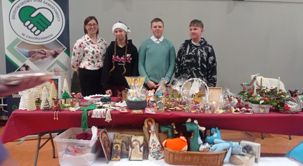 stoisko ŚDS w Zagórzanach podczas kiermaszu mikołajkowego w Gdowie