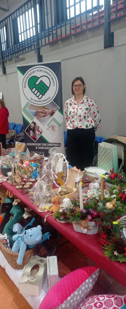 stoisko ŚDS w Zagórzanach podczas kiermaszu mikołajkowego w Gdowie