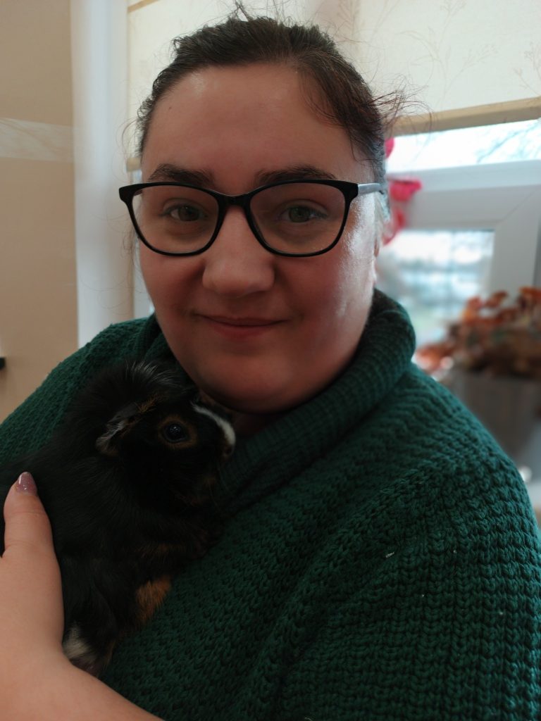 Podopieczna trzyma świnkę morską