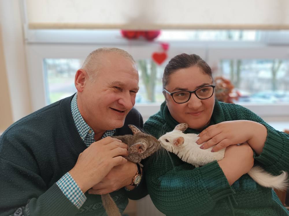 Podopieczni trzymają w rękach szynszyle