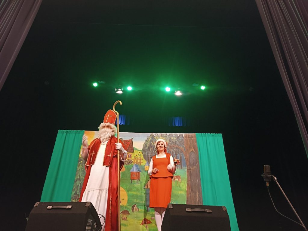 Mikołaj z Mikołajową występują na scenie