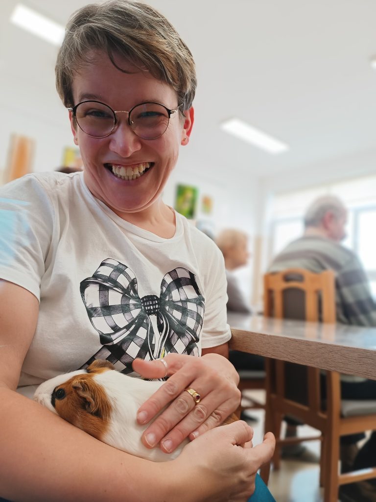 Podopieczna trzyma świnkę morską