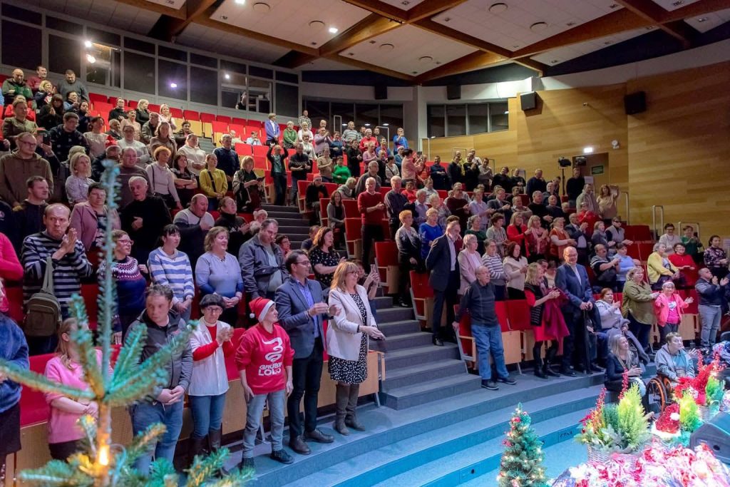 uczestnicy spotkania witają owacjami przybycie św. Mikołaja