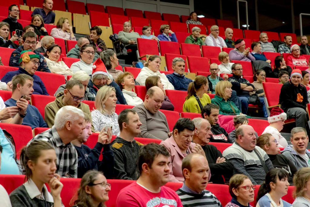 uczestnicy spotkania mikołajkowego siedzą na widowni w auli widowiskowej Kampusu Wielickiego