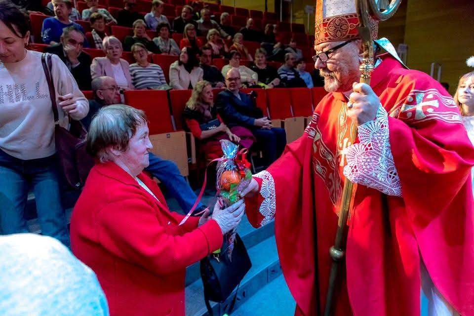 Podopieczni odbierają upominki od Mikołaja