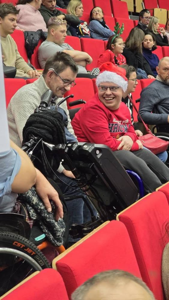 uczestnicy spotkania mikołajkowego siedzą na widowni w auli widowiskowej Kampusu Wielickiego