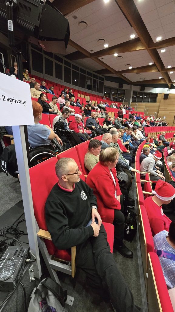 uczestnicy spotkania mikołajkowego siedzą na widowni w auli widowiskowej Kampusu Wielickiego