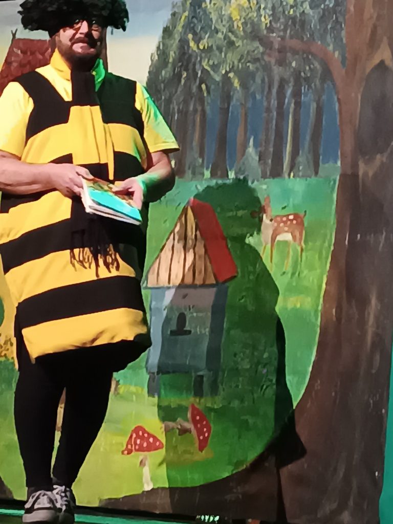 Bohater spektaklu edukacyjnego podczas występu na scenie