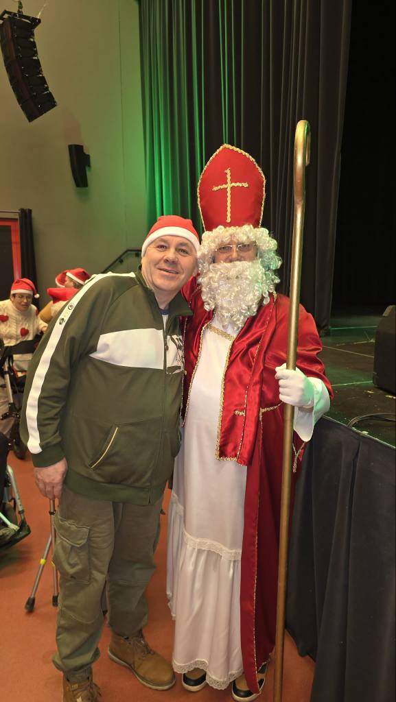 Podopieczny pozuje do zdjęcia z Mikołajem