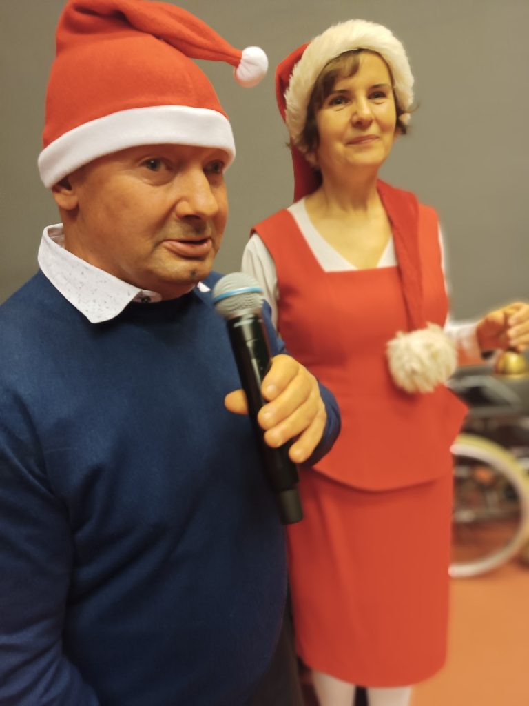 Podopieczny śpiewa kolędę